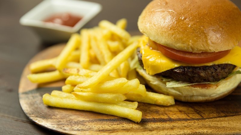 Mini hambúrguer e batata-frita.